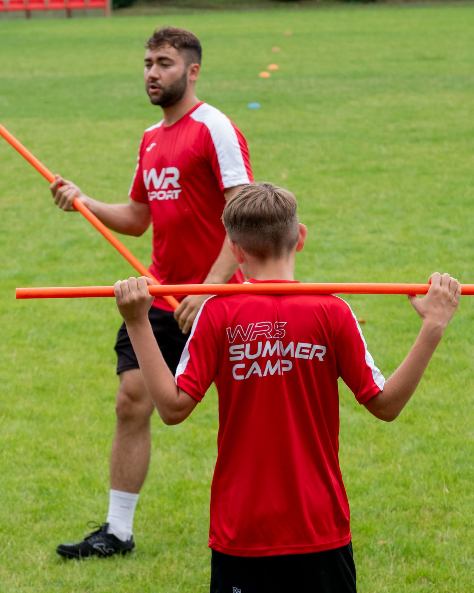 Trener WR Sport prowadzi ćwiczenie z zawodnikiem na obozie