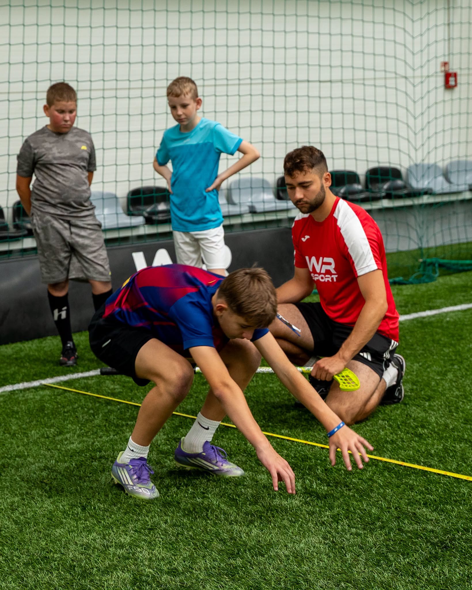 Trener WR Sport podczas ćwiczenia zwinnościowego z zawodnikiem