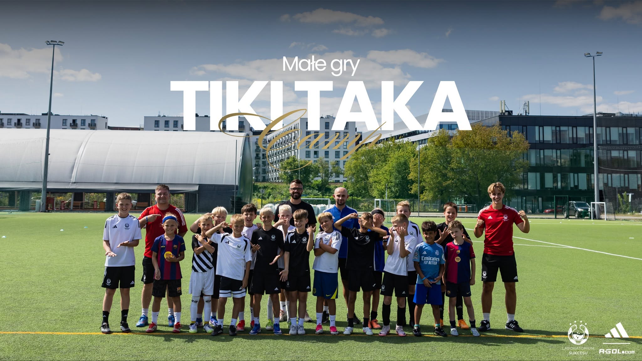 Zawodnicy i trenerzy podczas małych gier Tiki Taka Camp
