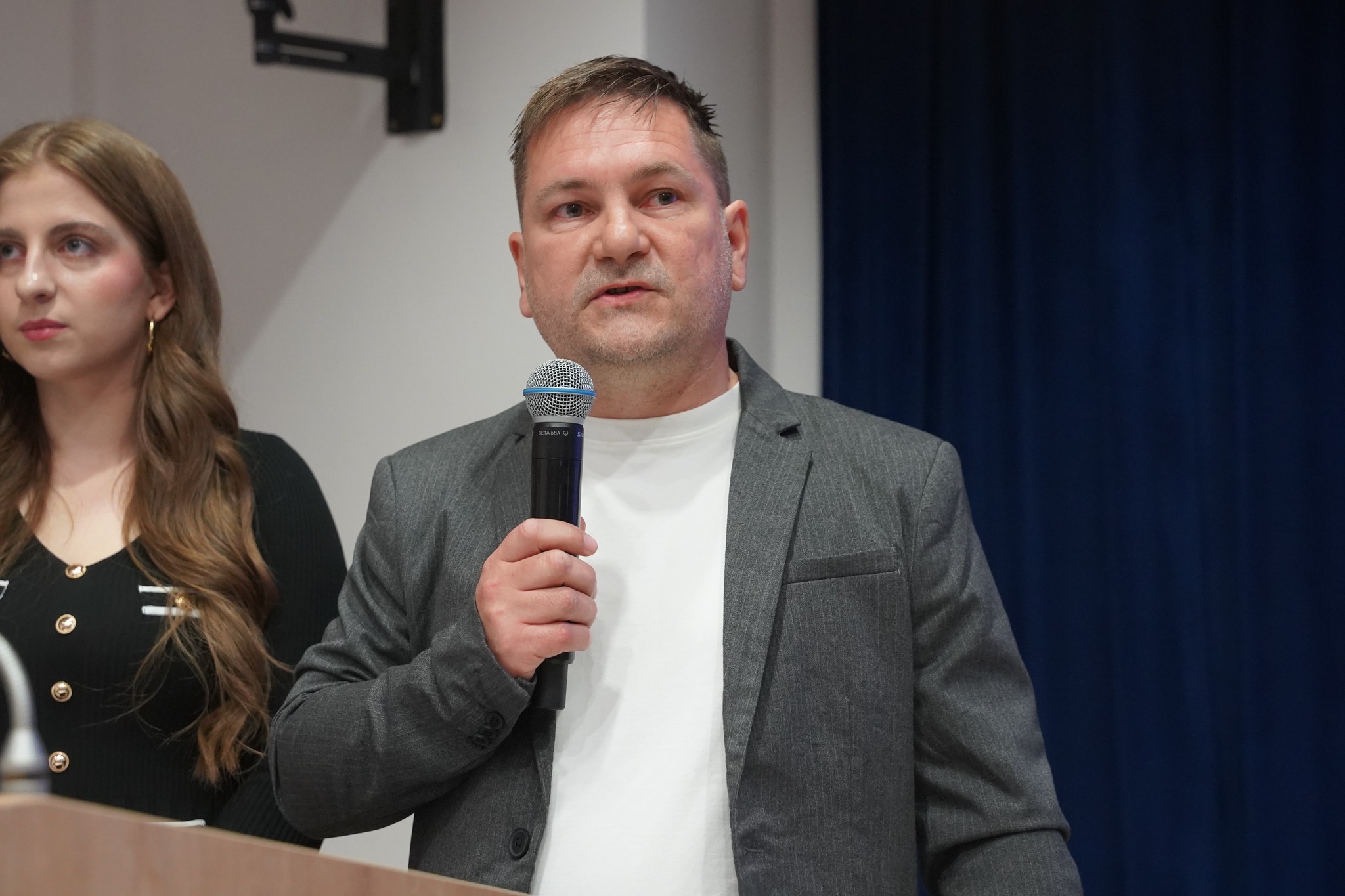 Trener SportMind Team Tarnów podczas wystąpienia