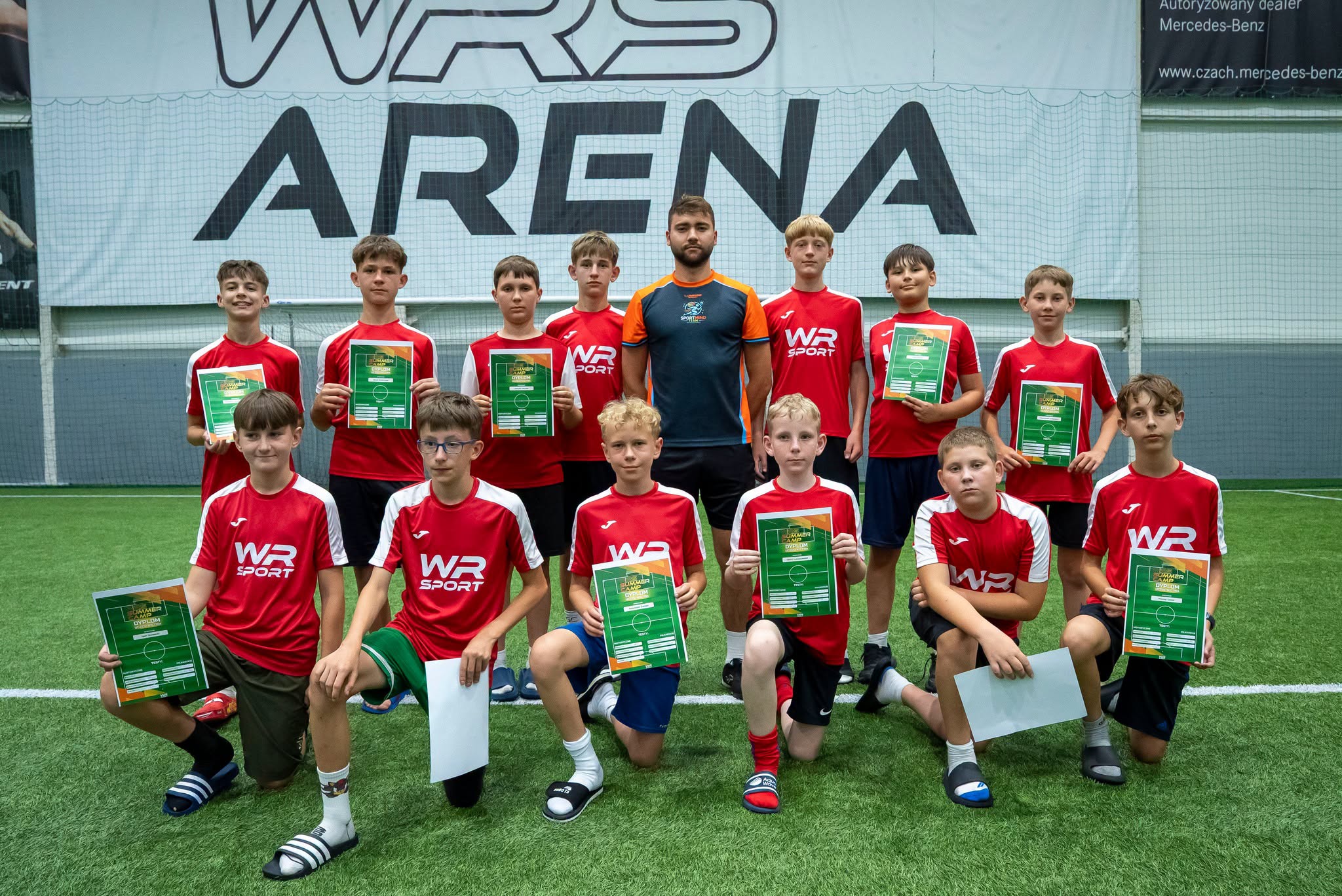 Drużyna z dyplomami WRS Summer Camp na hali WRS Arena