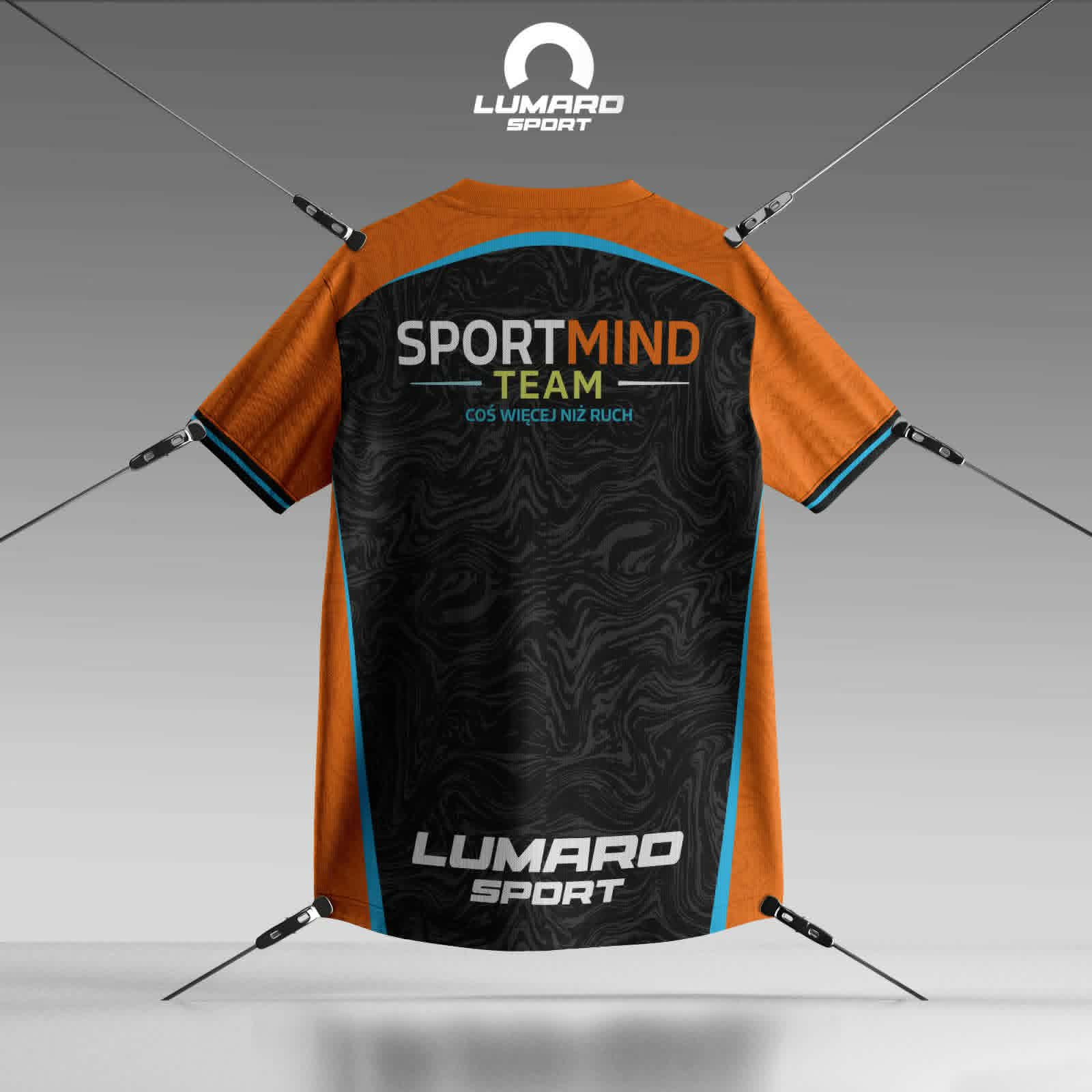 Tył koszulki SportMind Team w wariancie pomarańczowym z logo