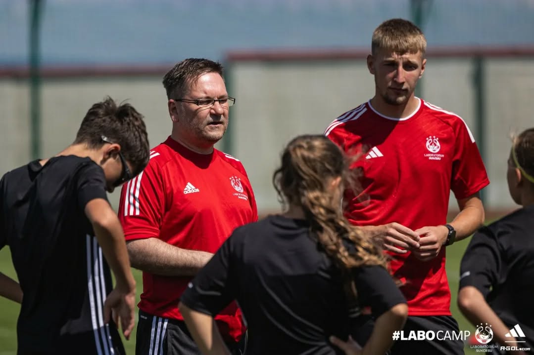 Trener SportMind Team podczas obozu Laboratorium Sukcesu (#LABOCAMP)